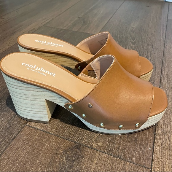 🥮 Cool Planet by Steve Madden Restore Stud-Detail Wood Block Sandals - Picture 3 of 5